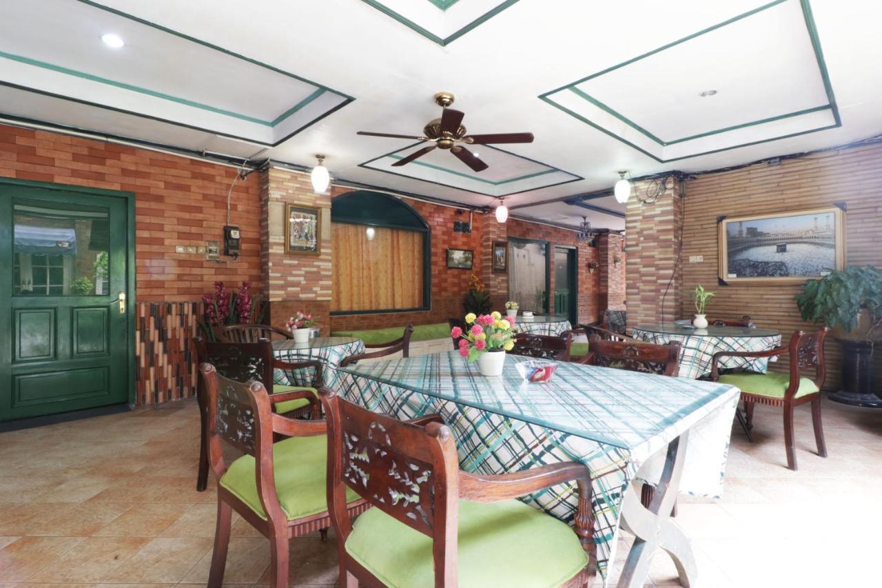 Hotel Alamanda Джакарта Экстерьер фото